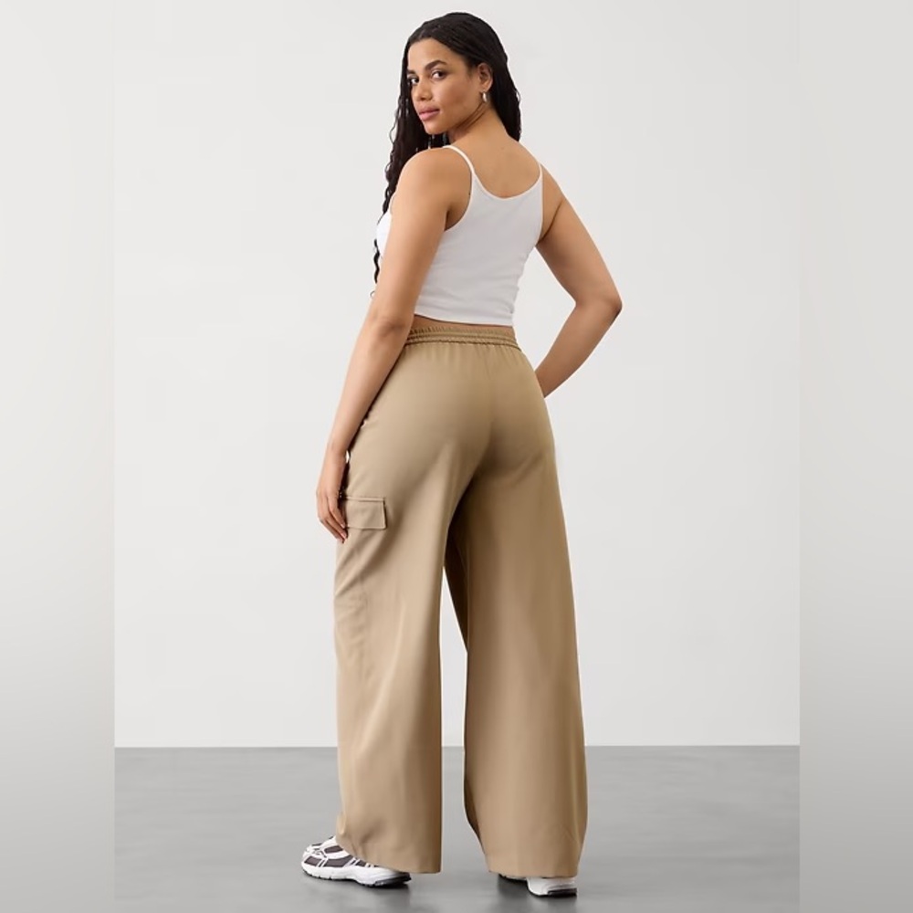 NWT Athleta Promenade High Rise Cargo Pants Brownstone Beige Tan Wide Size M/P - Picture 4 of 11
